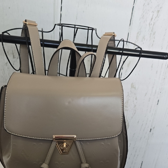 NWT Adrienne Vitadini Beige Men's Women's Backpack With Removeable Coin Pouch - Picture 5 of 13